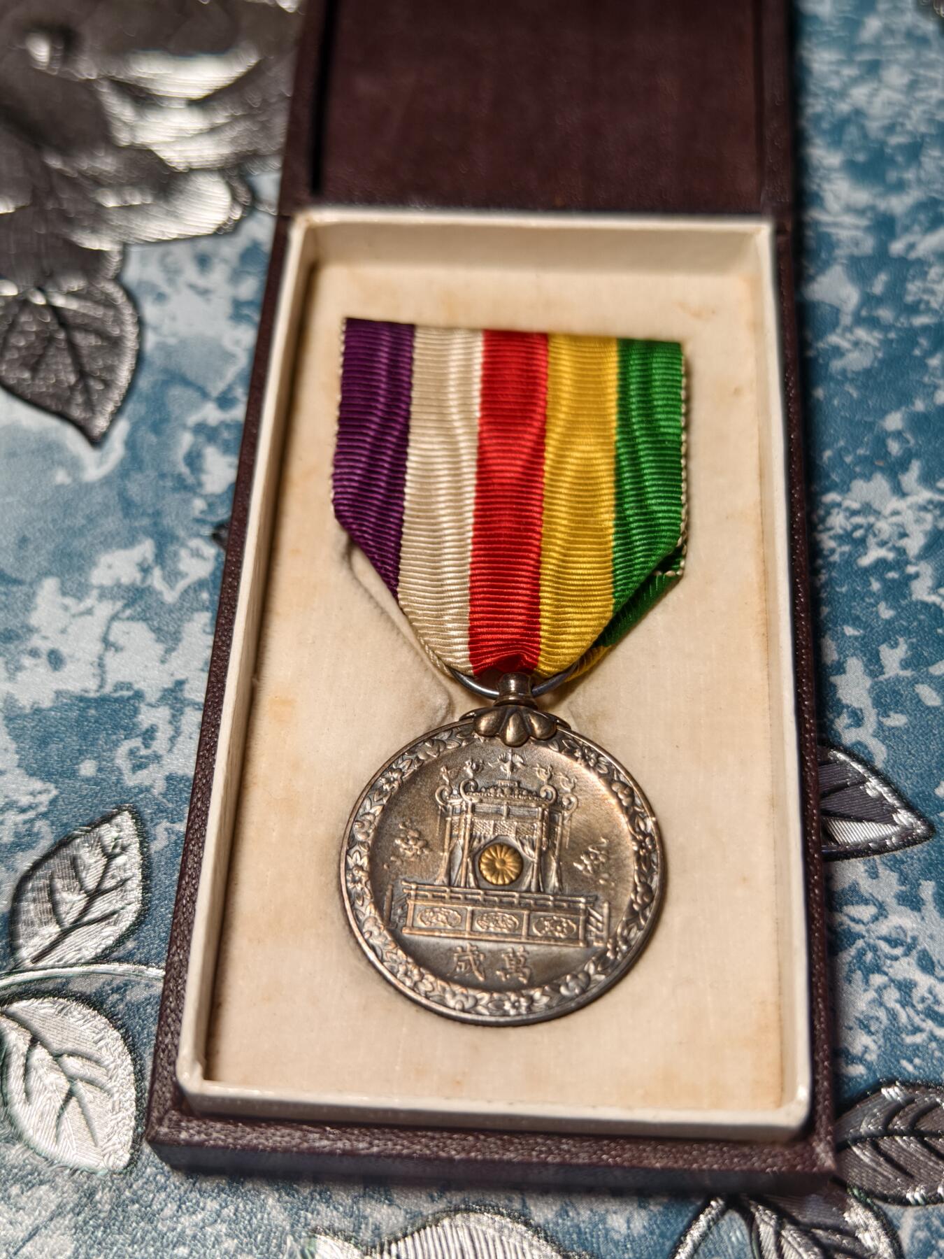 抚柳草堂-第二十五期章牌钱币  奖章勋章 满百包邮 放漏专场 1928昭和大礼原盒极美品 银质重15.1g 菊纹镀金 镀层完好 历史原品