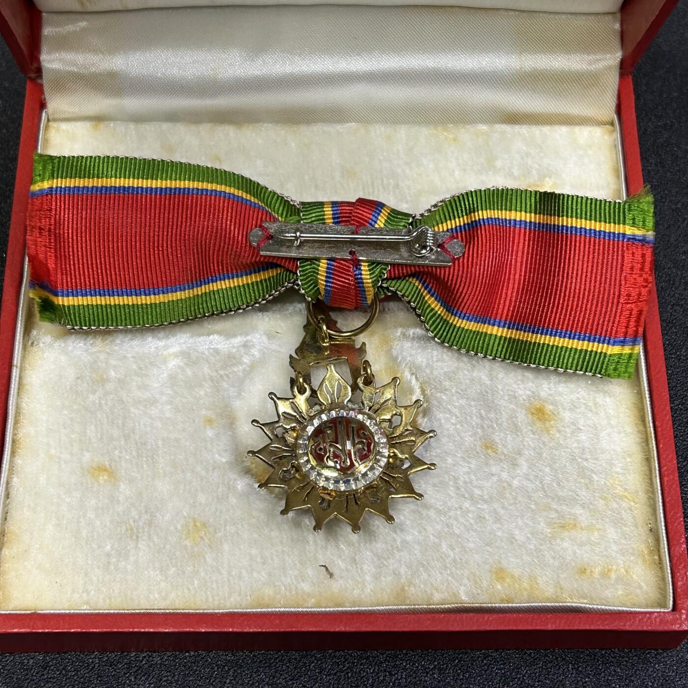 西秦中古拍卖第八十四期  泰国军官级白象勋章 银制有银标 带原盒