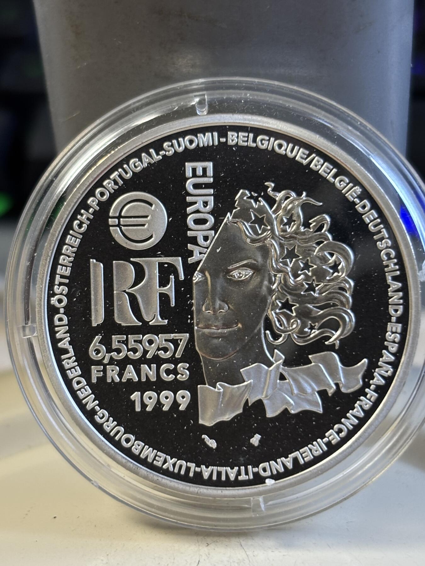 第197期拍卖 法国1999年6.55957法郎精制银币 罗马和希腊艺术 22.2克900银 发行量：1万5千 盒证全