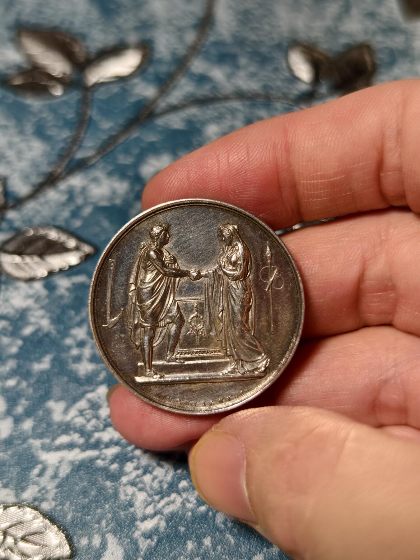 抚柳草堂-第二十五期章牌钱币  奖章勋章 满百包邮 放漏专场 19世纪法国新古典主义风格婚礼纪念银章 手指边铭 950银重18.6g 未刻名可自用 底板丝滑品相非常好  