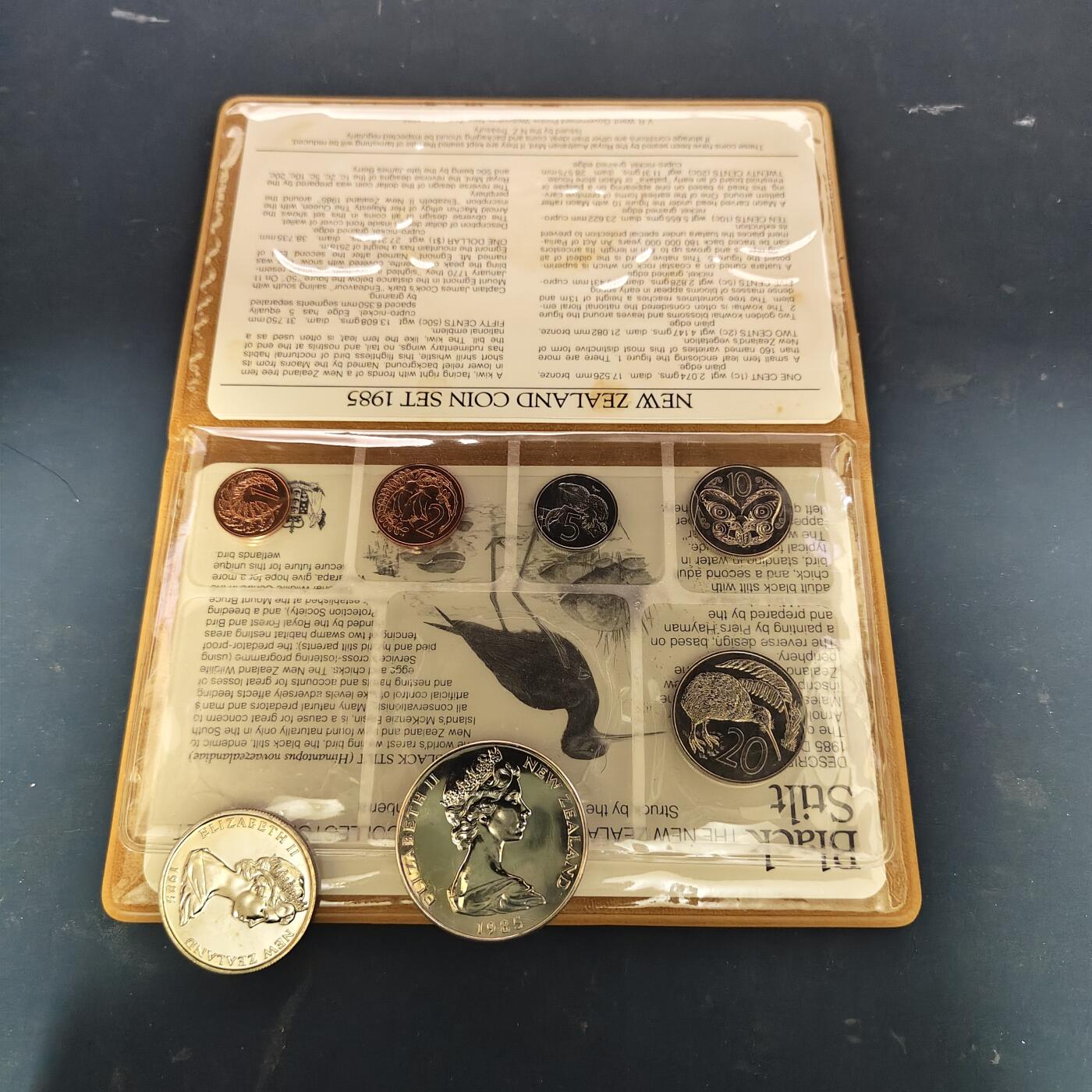 【全场包邮】纯粹捡漏拍521场 新西兰1985年官方封装套币-含1元本地鸟类系列黑长脚鹬克朗型纪念币（塑封破）