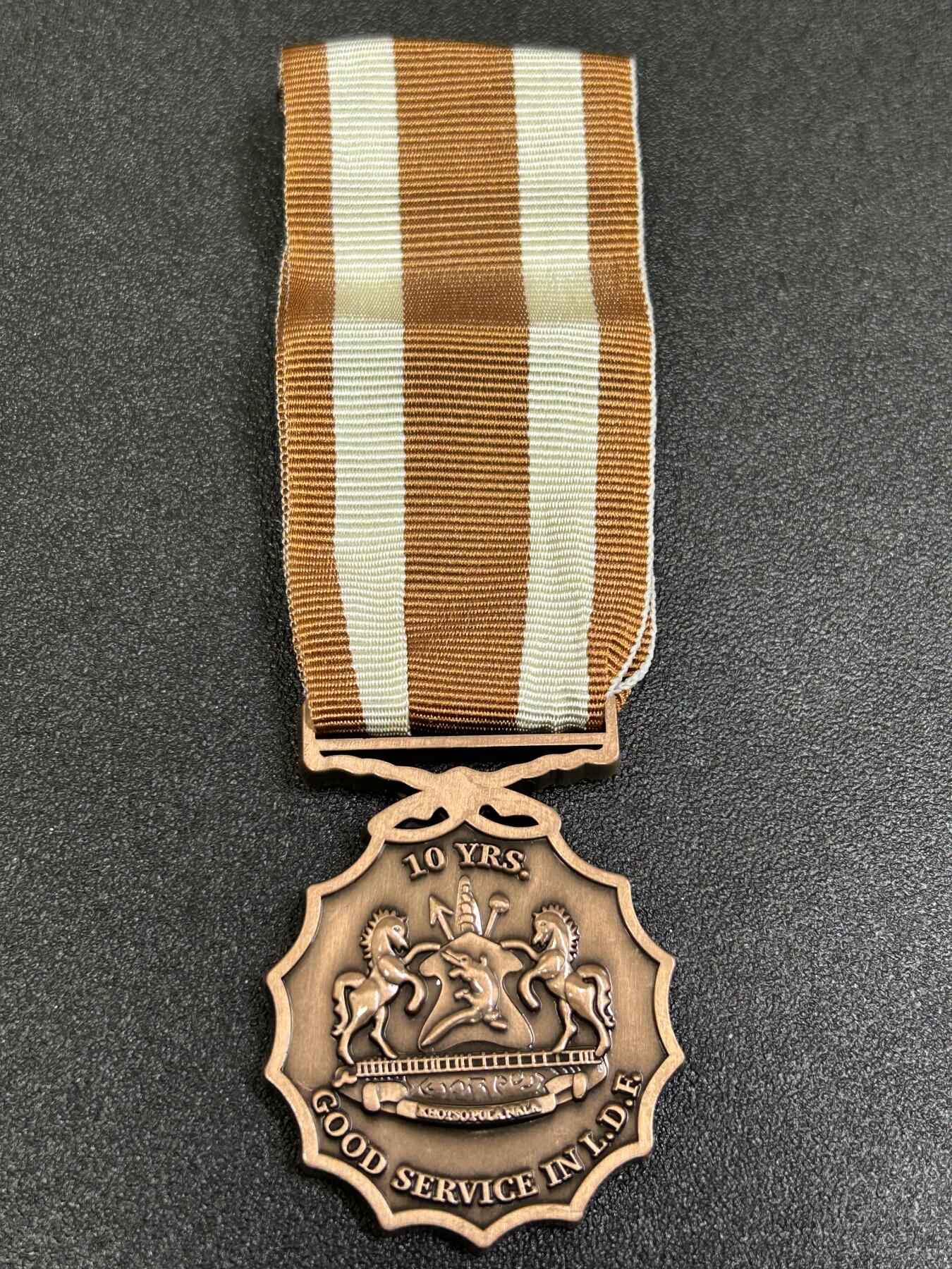 西秦中古拍卖第八十四期  莱索托王国铜级军事服役奖章 莱索托王国人口仅仅230万，军队更是少的可怜，仅有三千人余人 1号