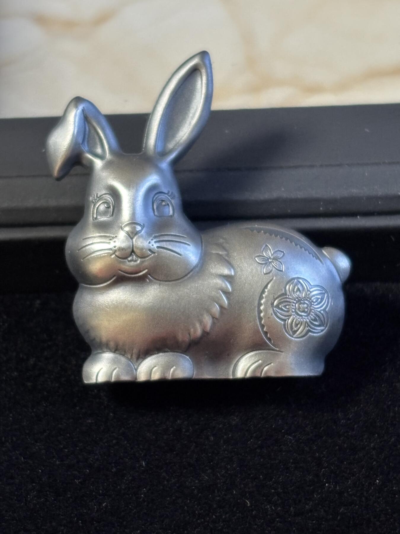 第197期拍卖 蒙古2023年1000图格里克高浮雕异形仿古银币 中国农历生肖-甜蜜的银兔 1盎司999银 发行量：999 盒证全