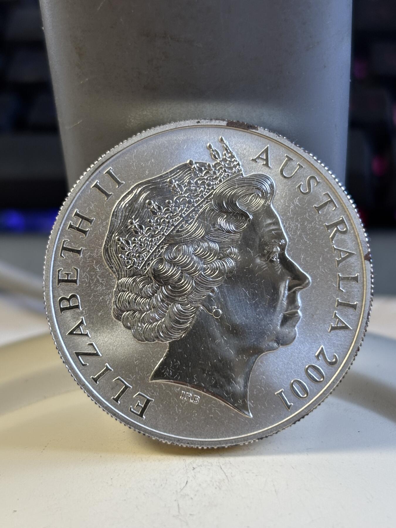 第197期拍卖 澳大利亚2001年1元磨砂非流通银币 袋鼠 1盎司999银 发行量：2万多 盒证全，银价584