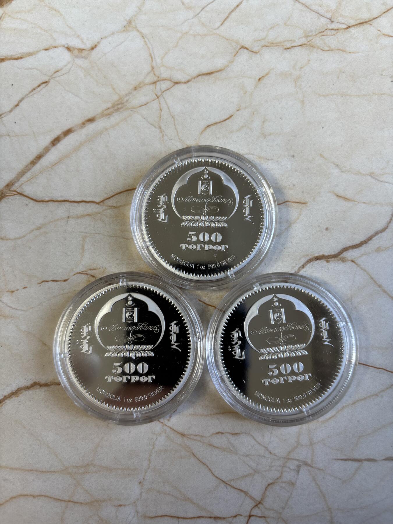 第197期拍卖 蒙古2005年500图格里克3枚彩色精制银币套 日本三位相扑横纲（第4/6/8代）3X1盎司999银 发行量：2千 盒证全，银价1752