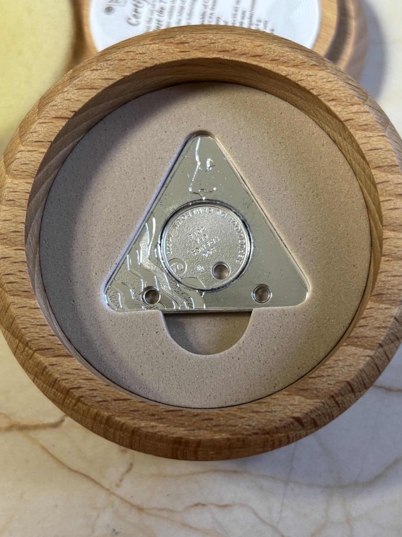 第197期拍卖 喀麦隆2018年500法郎2枚镶嵌吊坠精制银币套 只有你和我 （三角形和圆形） 10克+4克999银 发行量：969 盒证全