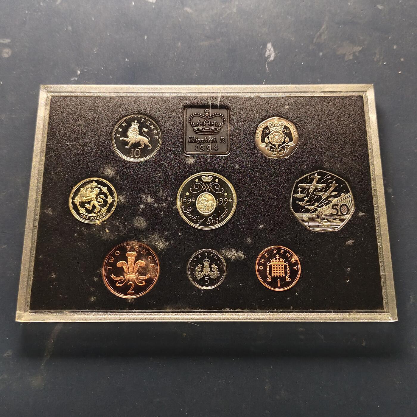 【全场包邮】纯粹捡漏拍521场 英国1994年官方精制套币-塑盒带证书-含2镑英格兰银行300周年+1镑苏格兰狮徽+50便士D-DAY五十周年（获奖币）精制纪念币