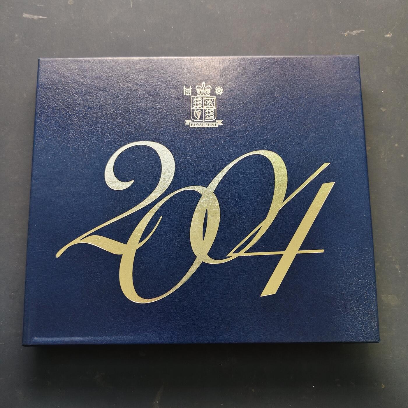 【全场包邮】纯粹捡漏拍521场 英国2004年官方精制套币-盒证全-含2镑首辆火车+1镑第四铁路桥+50便士罗杰班尼斯精制纪念币