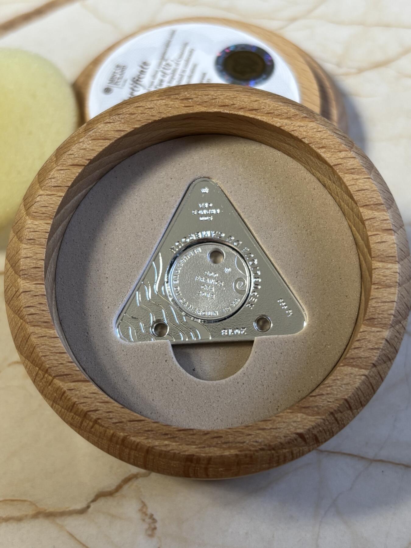 第197期拍卖 喀麦隆2018年500法郎2枚镶嵌吊坠精制银币套 只有你和我 （三角形和圆形） 10克+4克999银 发行量：969 盒证全