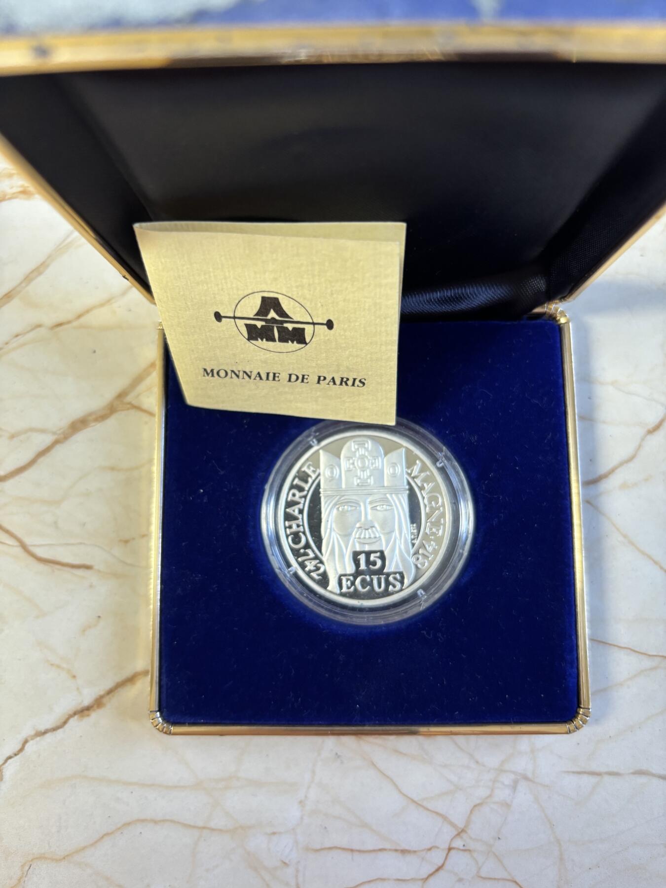 第197期拍卖 法国1990年100法郎精制银币 查理曼大帝 22.2克900银 发行量：3万 盒证全，盒子脱皮