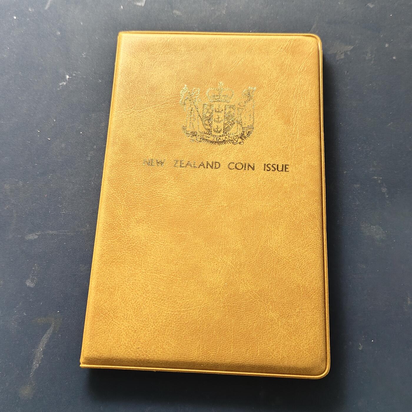 【全场包邮】纯粹捡漏拍521场 新西兰1985年官方封装套币-含1元本地鸟类系列黑长脚鹬克朗型纪念币（塑封破）