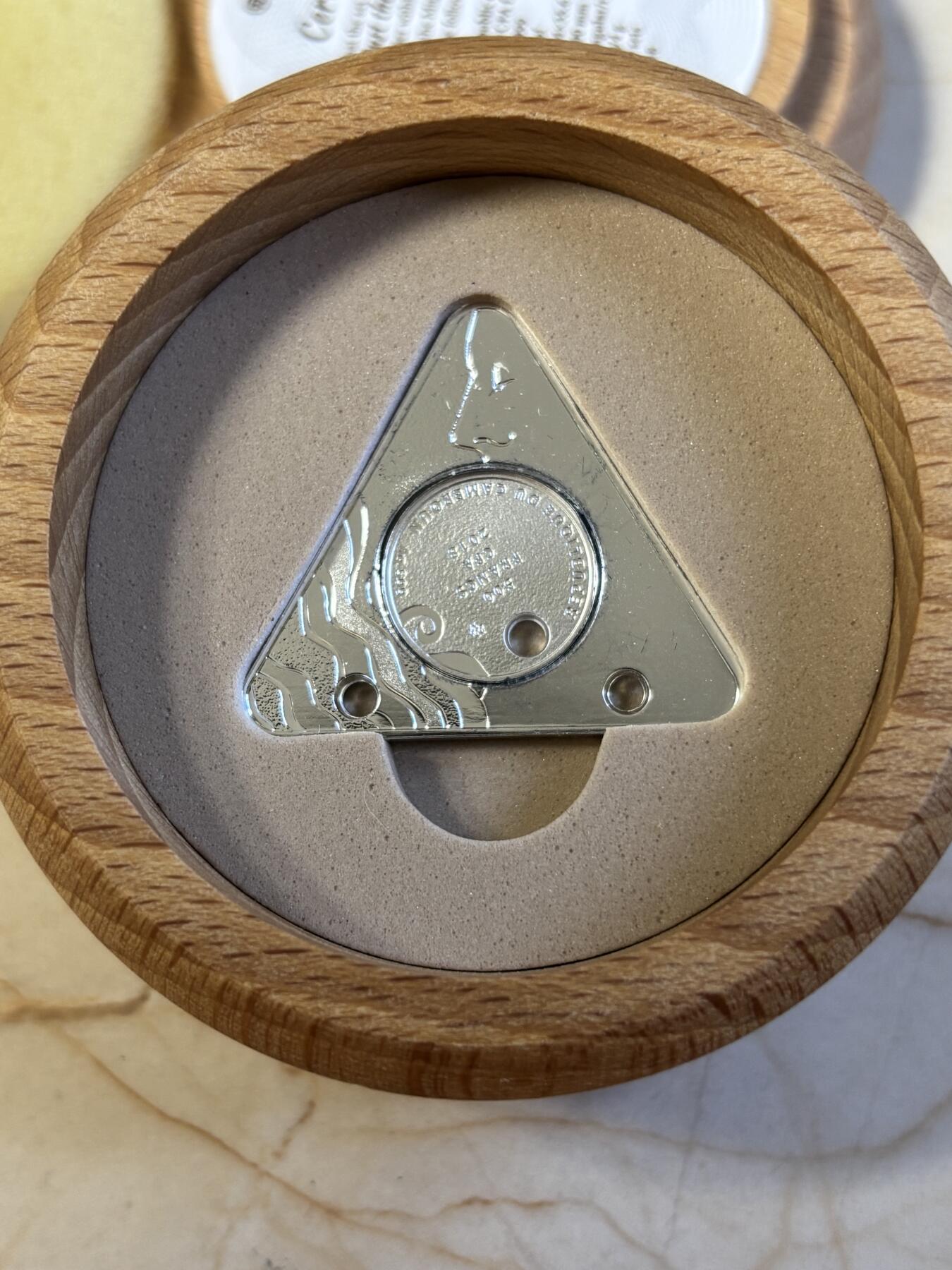 第197期拍卖 喀麦隆2018年500法郎2枚镶嵌吊坠精制银币套 只有你和我 （三角形和圆形） 10克+4克999银 发行量：969 盒证全