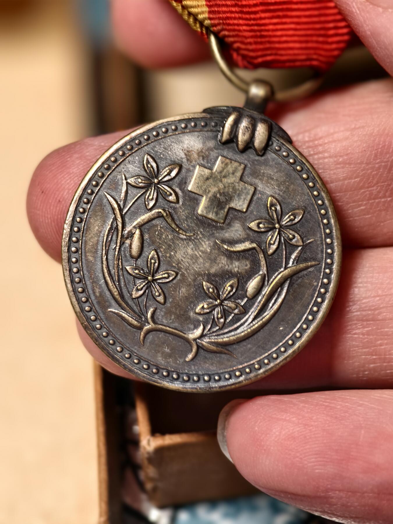 抚柳草堂-第二十五期章牌钱币  奖章勋章 满百包邮 放漏专场 1938伪满洲国赤十字社正赞助员章 原盒历史原品 此章是日本扶植的伪满洲国傀儡政权，在1938年（康德五年）设立的红十字会相关勋章，是日本侵华、殖民东北的历史实物罪证 历史意义早已超过此物本身价值