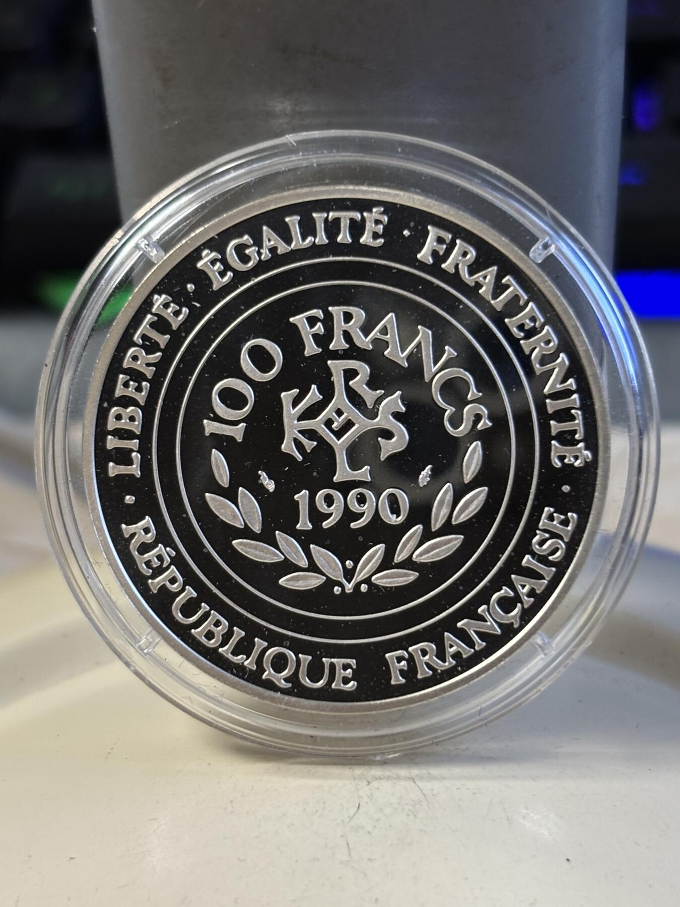 第197期拍卖 法国1990年100法郎精制银币 查理曼大帝 22.2克900银 发行量：3万 盒证全，盒子脱皮