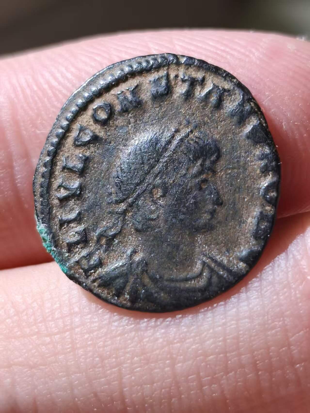 星盘世界钱币拍卖低佣金福利场(不直播) 古罗马君士坦斯富利铜币，正面君士坦斯头像，背面士兵护卫军旗