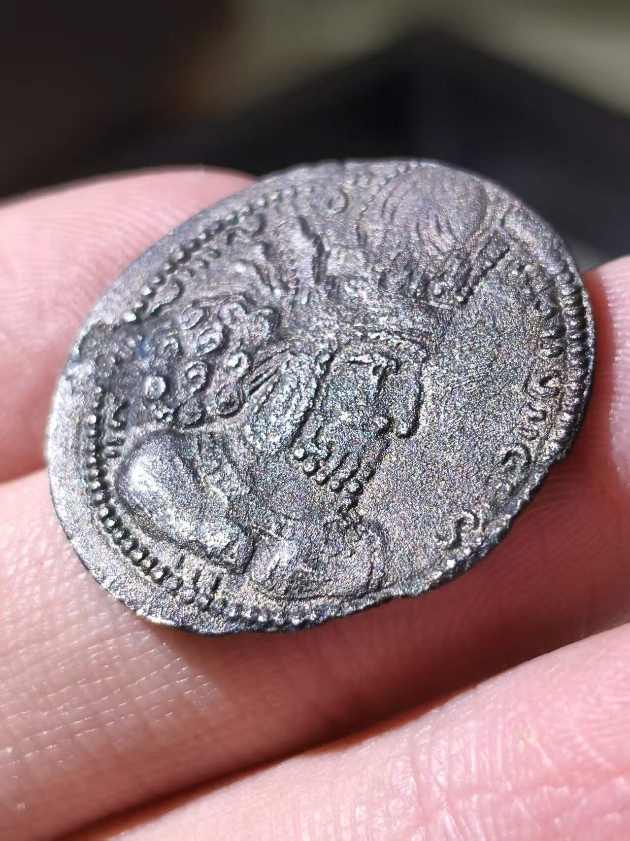 星盘世界钱币拍卖低佣金福利场(不直播) 原状态！萨珊波斯帝国 公元241-272年 沙普尔一世 德拉克马银币 泰西封造币厂打制 沙普尔一世为阿尔达希尔一世之子，在位期间四处征讨，扩大了帝国的疆域，文治武功非常厉害的极盛之主