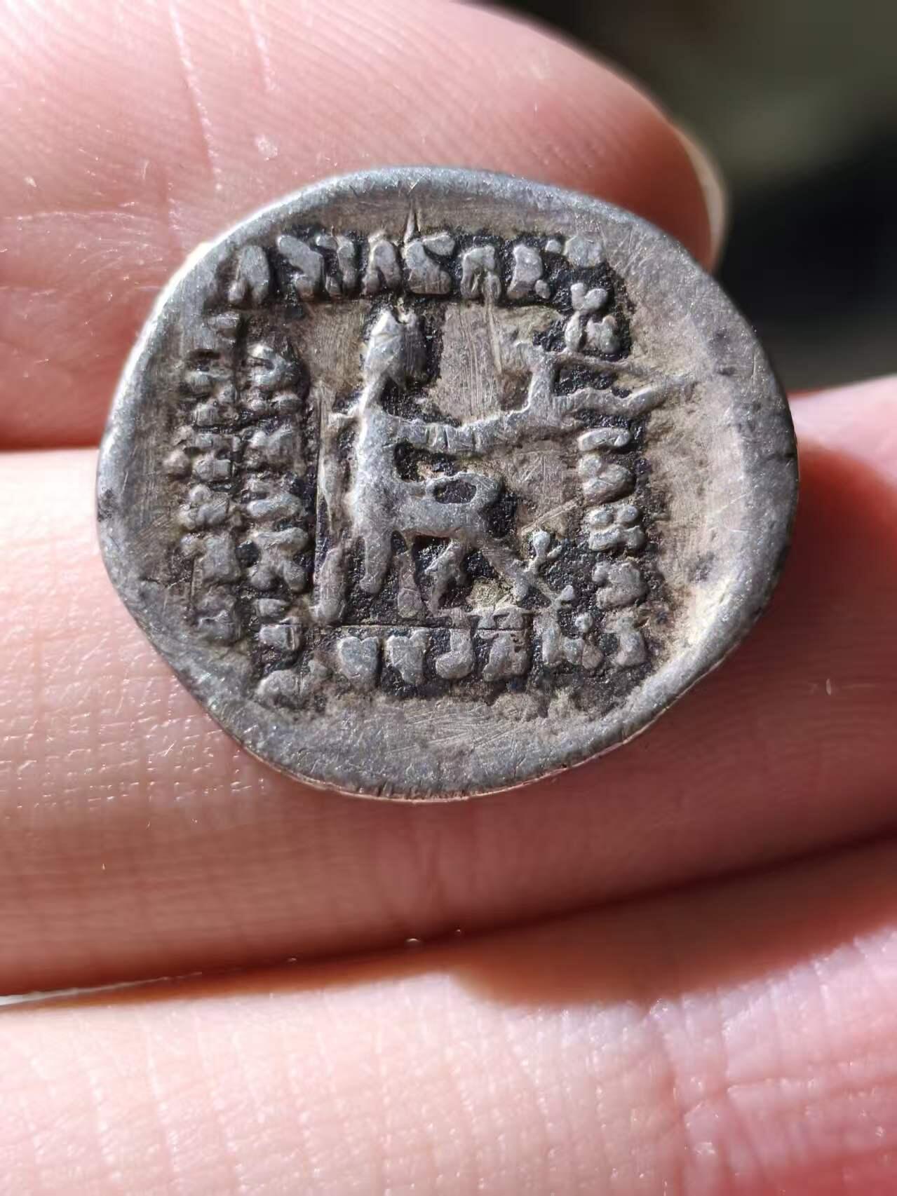 星盘世界钱币拍卖低佣金福利场(不直播) 安息 帕提亚帝国 米特拉达梯二世 德拉克马银币 相对少见的老年肖像。这枚币发行后没多久帕提亚便落入了历史不详的“黑暗时代”