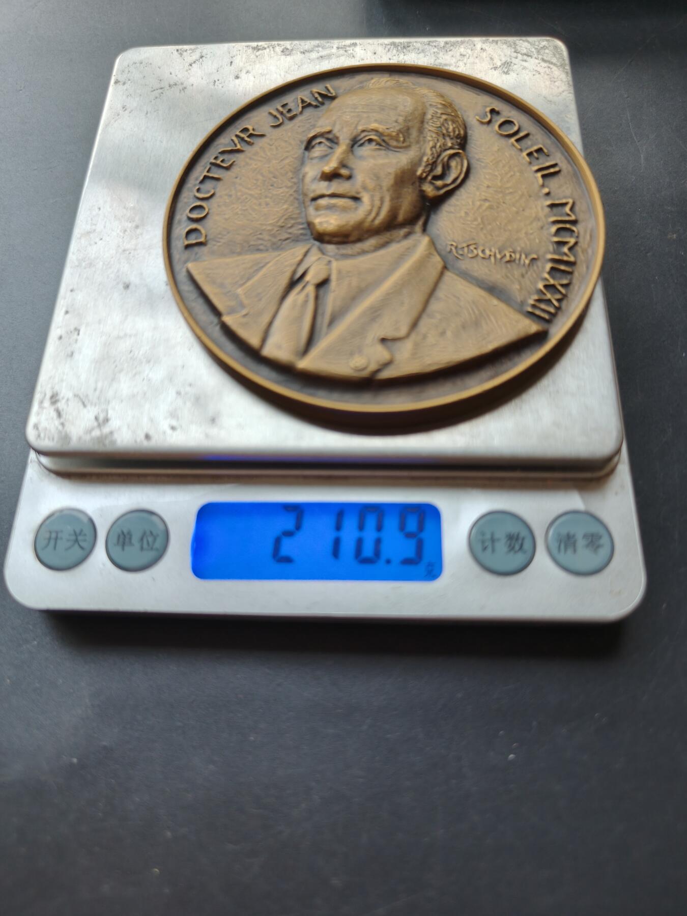 老王徽章第192期 法国口腔颌面外科著名医生让·索莱伊博士大铜章     原盒       高浮雕      直径80mm     重量210.9g