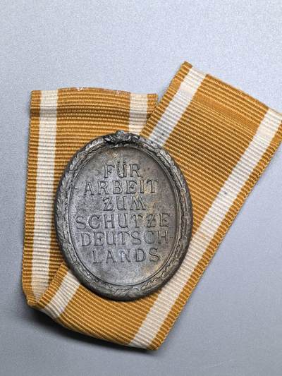 小驴勋章奖章收藏4月18日周六晚六点拍卖（珍爱和平，收藏战争，铭记历史，勿忘国耻，忠党爱国。有偿代拍，送拍规则在简介最后，参拍须阅读规则后再参拍，关系到运费包装发货时效真假辨别等关键信息，拍卖时不再发原图，看大图店主微信码在拍卖店铺介绍里或者找我要） 西线防御奖章残章，因融焊痕迹过大影响断代，请自行断代，绶带为现代工艺品