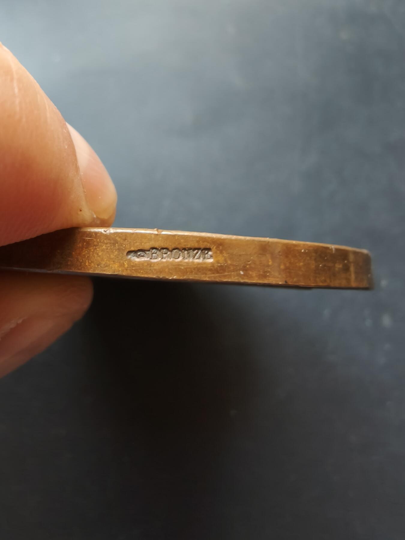 老王徽章第192期 法国巴黎综合理工学院建校百年大铜章    原盒     新古典主义名作    大师马克西米连·布尔乔亚作品       直径68mm      重量149.3g