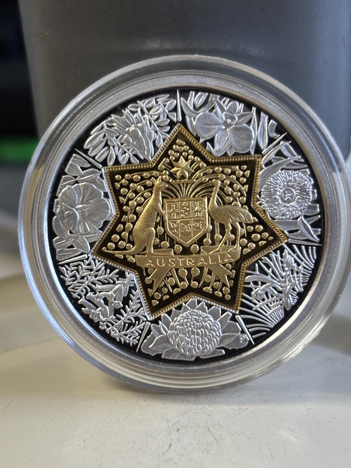 第197期拍卖 澳大利亚20澳元澳大利亚联邦国徽和女王金银双金属币，999银（11.32克）中间镶嵌999金（8.86克），直径32毫米，发行7350枚