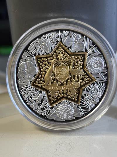 澳大利亚20澳元澳大利亚联邦国徽和女王金银双金属币，999银（11.32克）中间镶嵌999金（8.86克），直径32毫米，发行7350枚