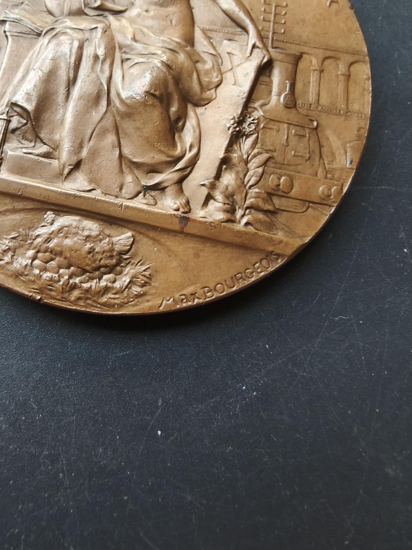 老王徽章第192期 法国巴黎综合理工学院建校百年大铜章    原盒     新古典主义名作    大师马克西米连·布尔乔亚作品       直径68mm      重量149.3g