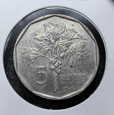 外国优质老铜币纪念币银币专场，周六晚上九点倒数截拍，满百包邮，周日发货,可寄存半年，喜欢朋友微信扫描二维码可直接参拍 - 塞舌尔棕榈树5卢比，正面是塞舌尔国徽、背面是棕榈树，属印度洋岛国独立后的流通货币，彰显其热带岛国的自然资源与主权特征。