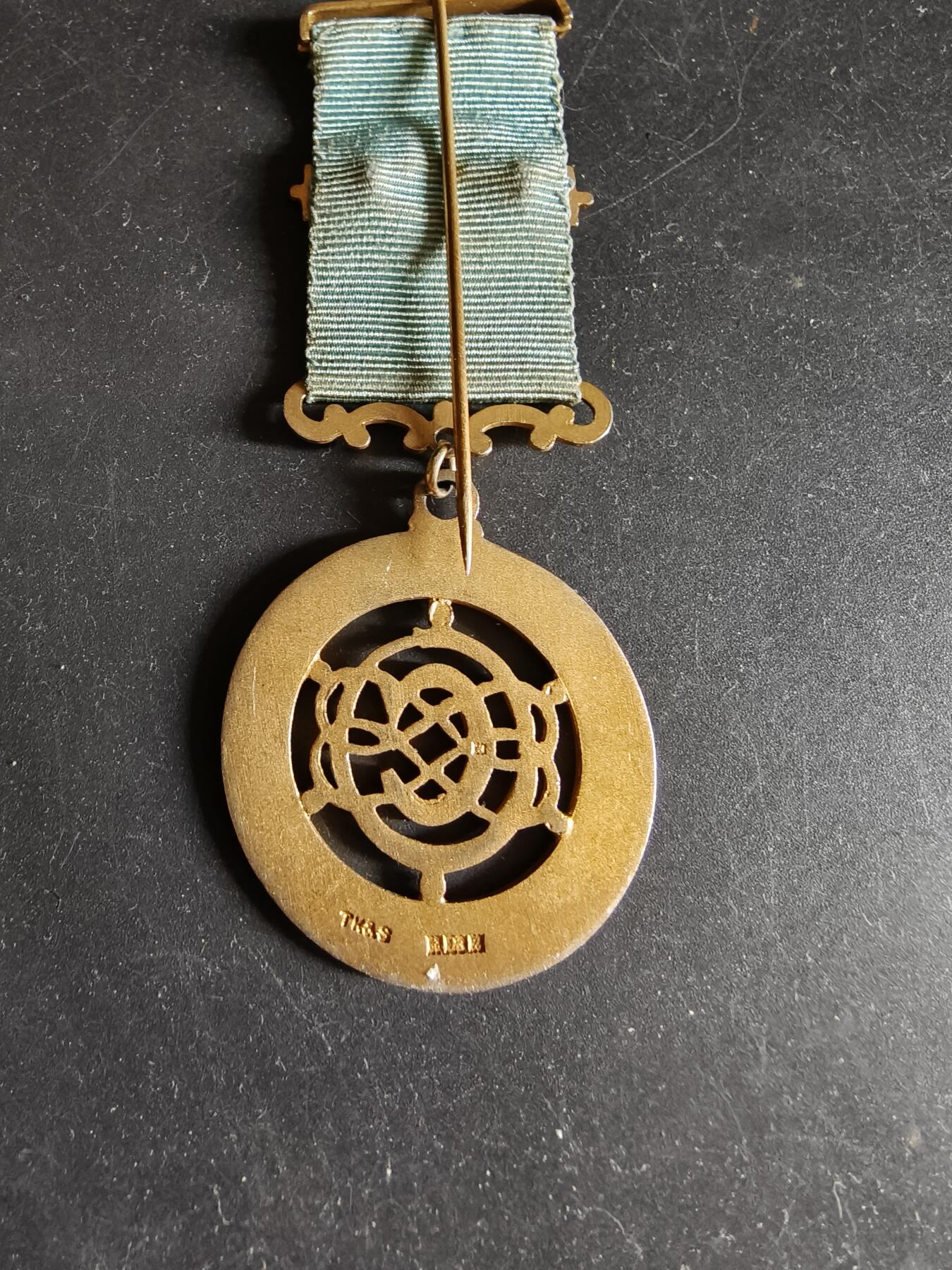 老王徽章第192期 英国皇家共济会雅典娜分会奖章     925银镀金珐琅      21.9g