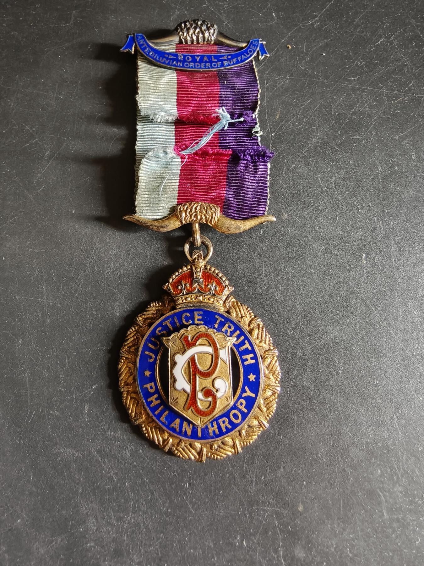 老王徽章第192期 英国皇家野牛兄弟会奖章    原盒    925银镀金珐琅    早期手刻铭文     36.1g