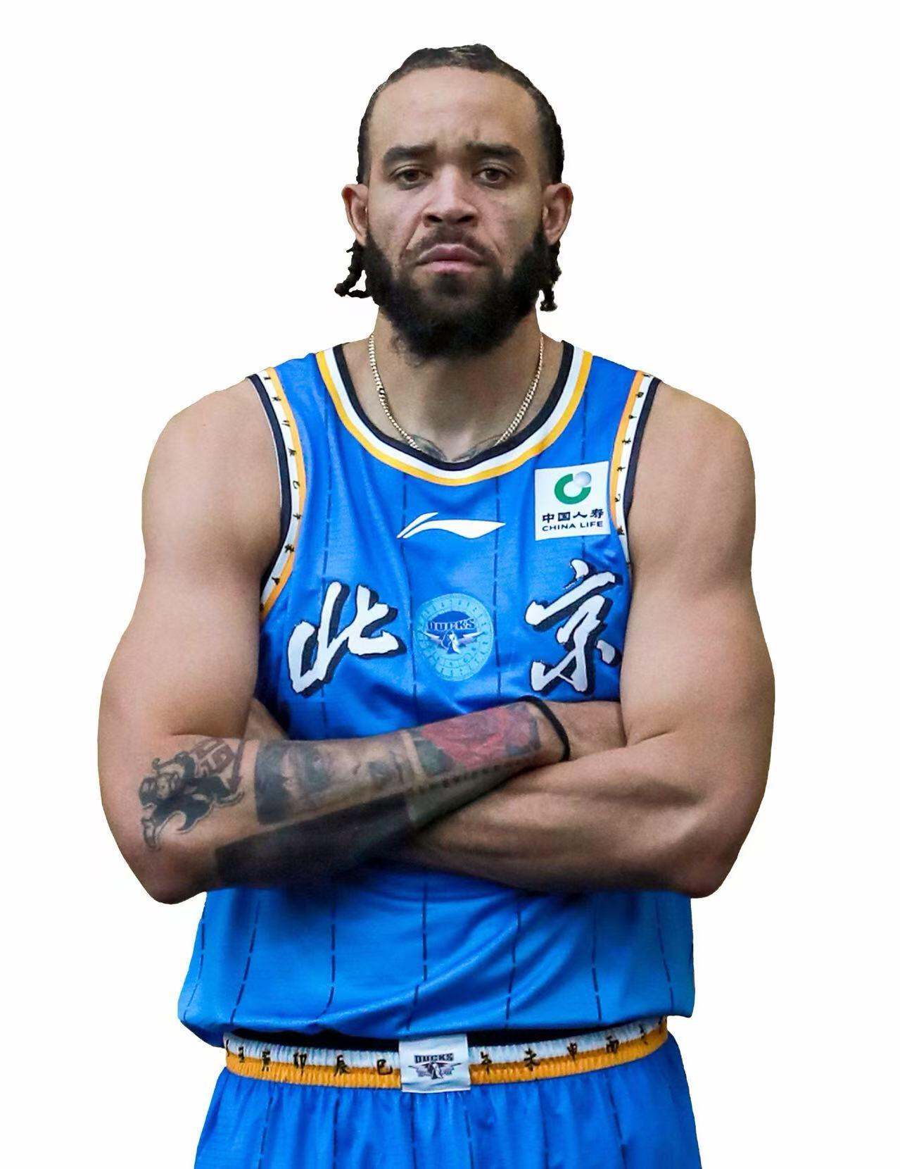 零元拍：北京北汽男篮内线双塔周琦和贾维尔·麦基双签北京首钢篮球俱乐部官方球衣徽章收藏礼盒！