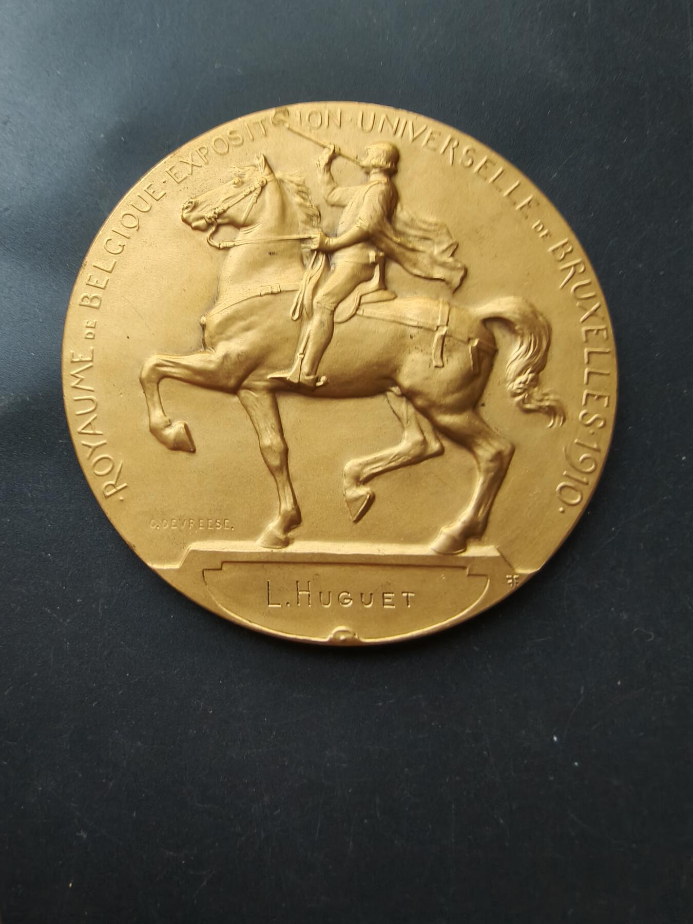 老王徽章第192期 比利时1910布鲁塞尔国际博览会镀金大铜章     原盒      直径70mm     重量118.7g