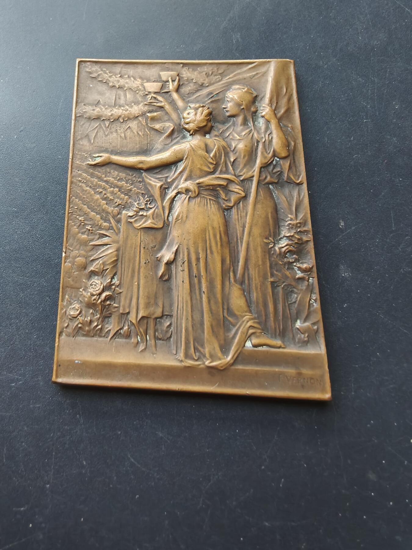 老王徽章第192期 1900年法国巴黎杜乐丽宫爱国宴会方形大铜章      大师维尔农作品       尺寸45×65mm     重量96g