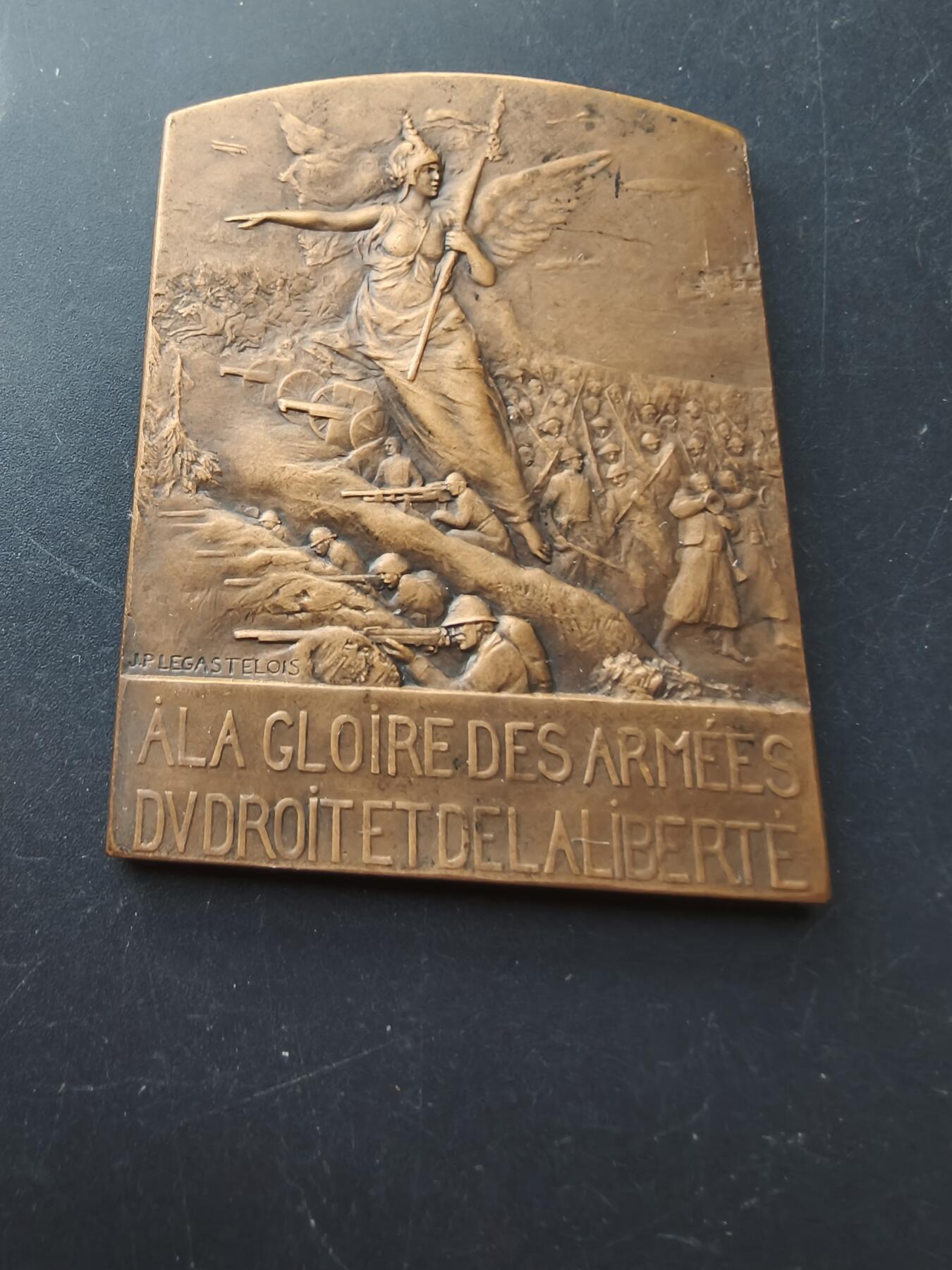 老王徽章第192期 法国一战“权利与自由”军队致敬方形大铜章       尺寸48×60mm     重量80g