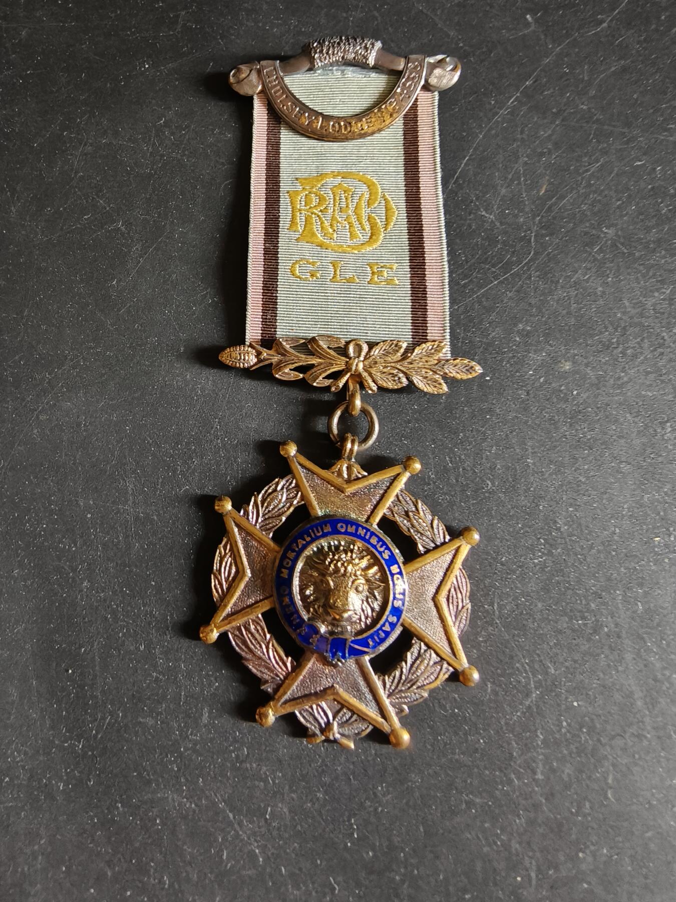 老王徽章第192期 英国皇家野牛兄弟会奖章     925银镀金珐琅     26.6g     早期手刻铭文