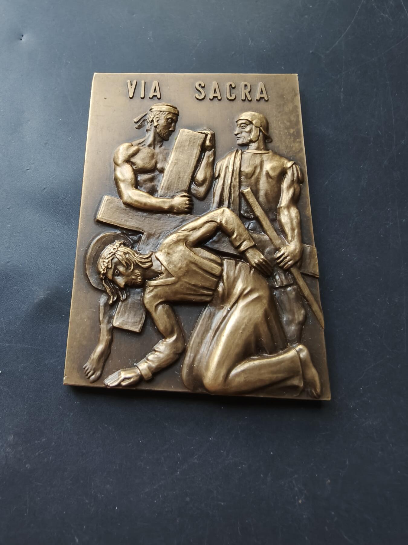 老王徽章第192期 葡萄牙天主教会“苦路”第五站——古利奈人西门协助背起十字架方形大铜章       尺寸60×86mm     重量235.3g       该章编号76共480枚