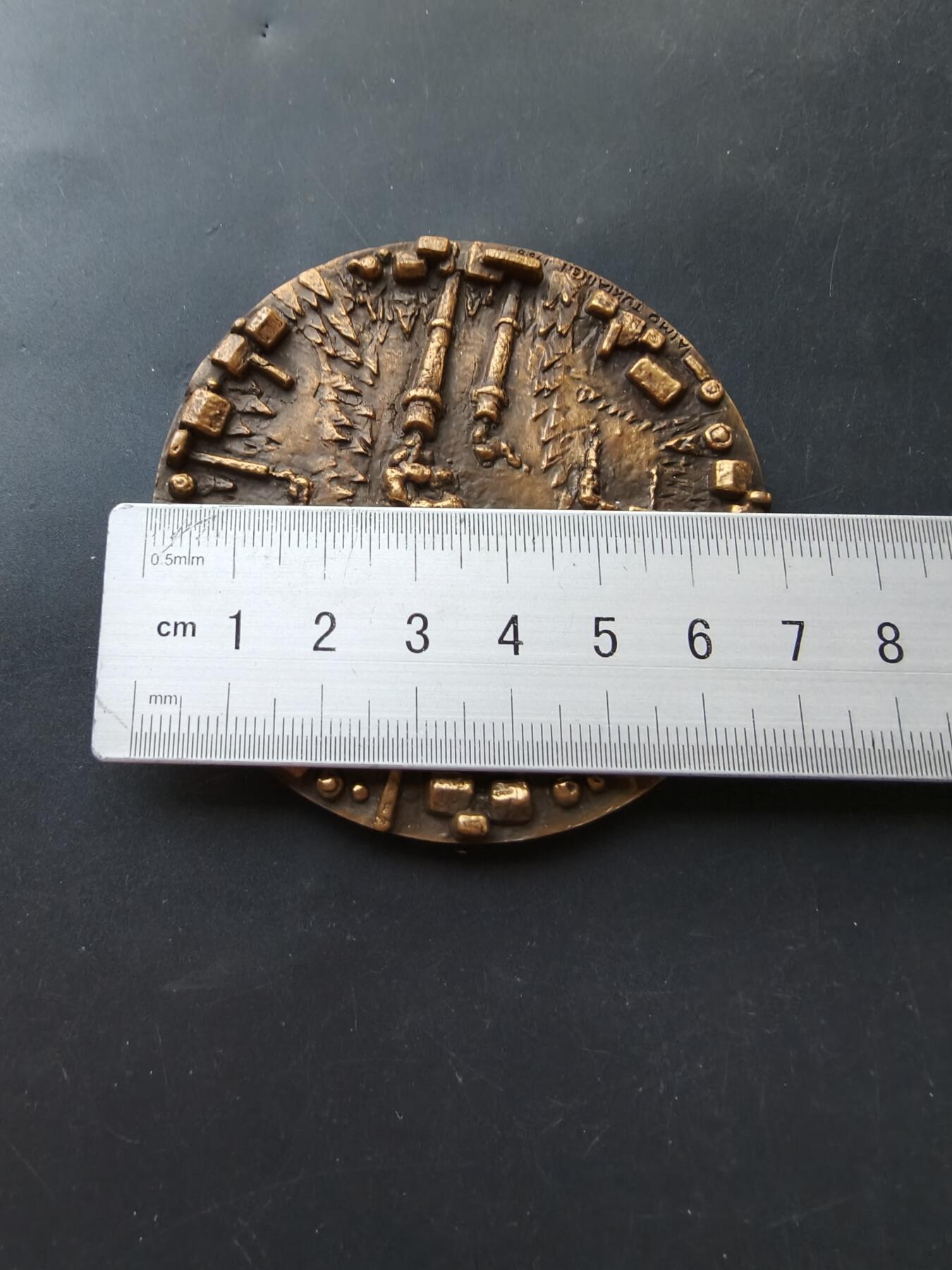 老王徽章第192期 芬兰知名电力公司Finncell成立50周年大铜章      高浮雕     原盒    直径70mm     重量209g           Finncell是芬兰历史悠久的电力/能源企业，1918年芬兰独立同年成立，是芬兰国家能源体系的核心企业之一。1968年的50周年纪念章，是芬兰工业现代化的重要见证。 