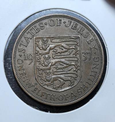 外国优质老铜币纪念币银币专场，周六晚上九点倒数截拍，满百包邮，节前出差在外，5月3日统一发货,可寄存半年，喜欢朋友微信扫描二维码可直接参拍 - 英属泽西岛1937年1/12 先令铜币，正面为英王乔治六世戴冠像，背面是泽西岛三狮盾徽，是二战前英属海峡殖民地的流通辅币，见证泽西岛英属殖民史。