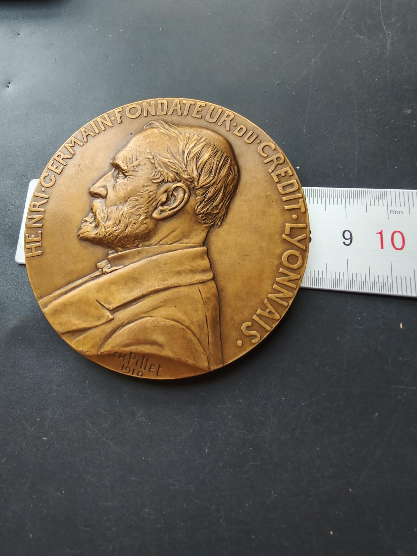 老王徽章第192期 法国里昂信贷银行大铜章    原盒     大师皮列作品      直径80mm     重量220.7g