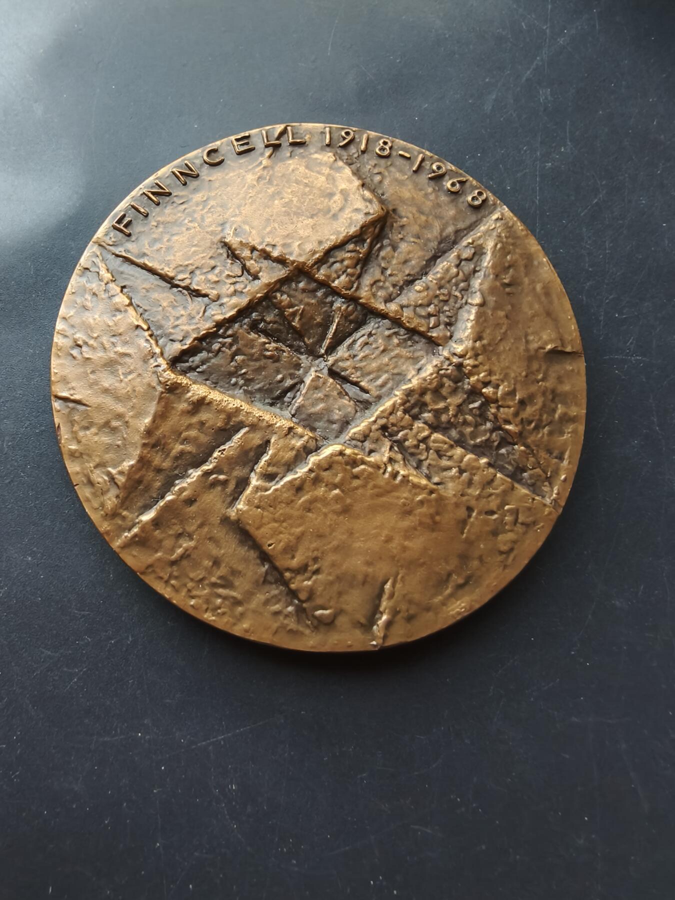 老王徽章第192期 芬兰知名电力公司Finncell成立50周年大铜章      高浮雕     原盒    直径70mm     重量209g           Finncell是芬兰历史悠久的电力/能源企业，1918年芬兰独立同年成立，是芬兰国家能源体系的核心企业之一。1968年的50周年纪念章，是芬兰工业现代化的重要见证。 