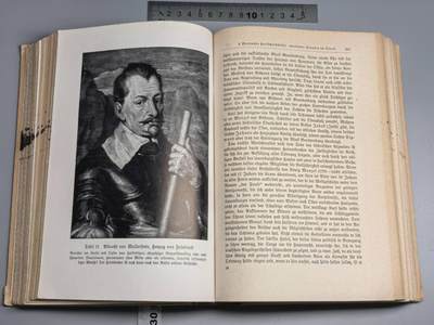 小驴勋章奖章收藏4月18日周六晚六点拍卖（珍爱和平，收藏战争，铭记历史，勿忘国耻，忠党爱国。有偿代拍，送拍规则在简介最后，参拍须阅读规则后再参拍，关系到运费包装发货时效真假辨别等关键信息，拍卖时不再发原图，看大图店主微信码在拍卖店铺介绍里或者找我要） 德国历史从德国早期到现代 二战德国1942年莱比锡乔治出版 有多张照片绘画地图 书本厚重 德文原版