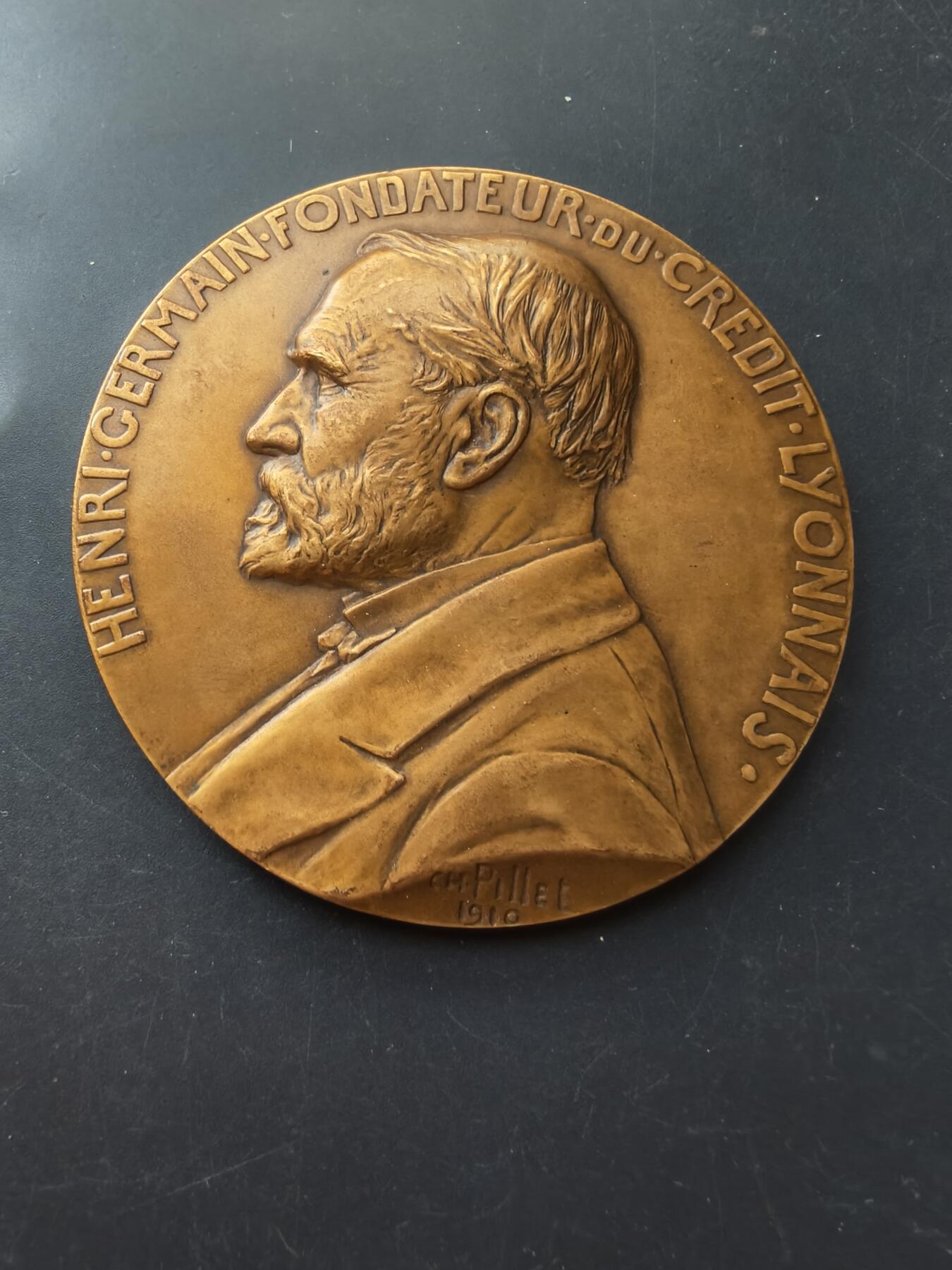 老王徽章第192期 法国里昂信贷银行大铜章    原盒     大师皮列作品      直径80mm     重量220.7g