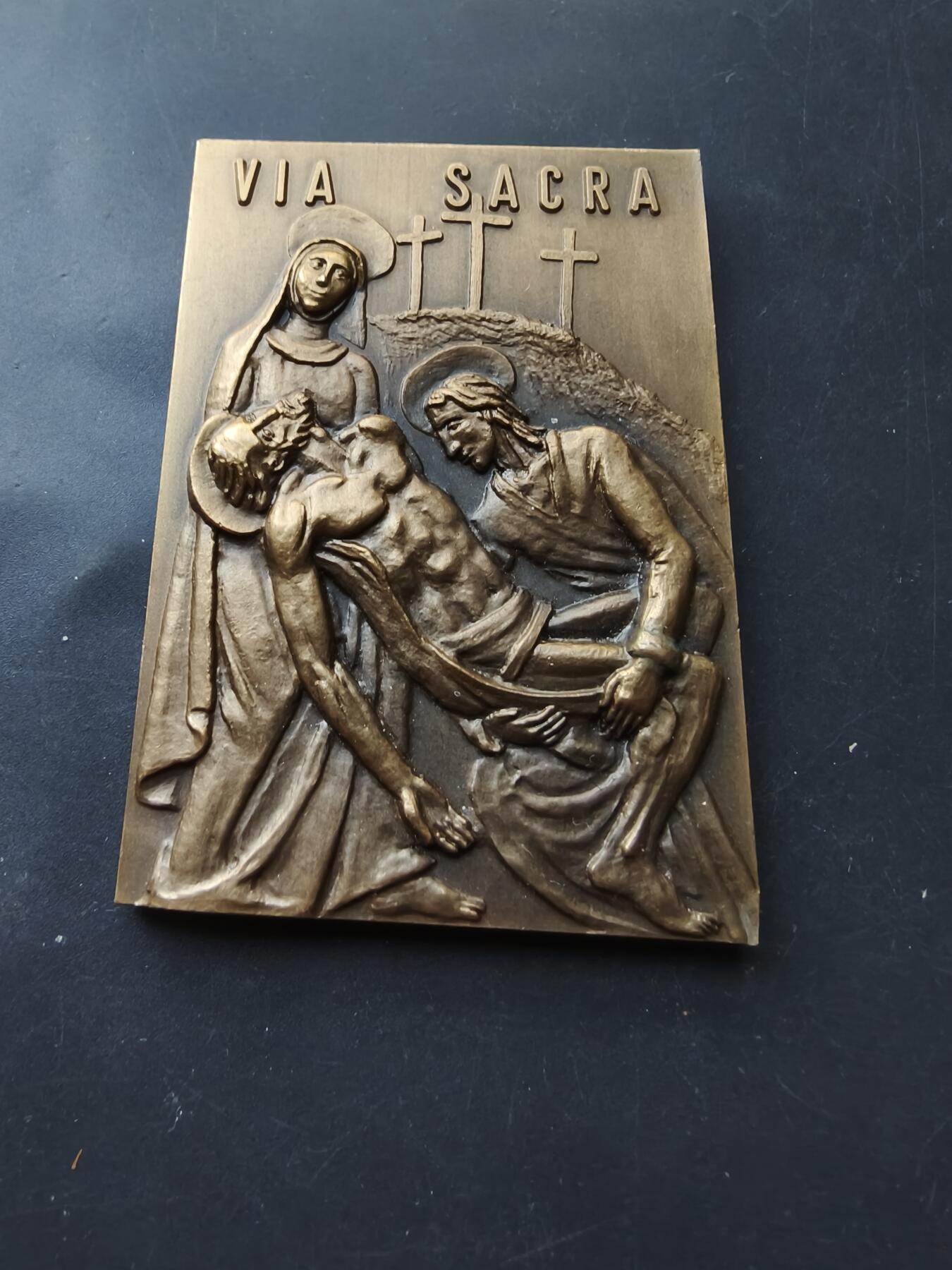 老王徽章第192期 葡萄牙天主教“苦路”第十四站——安放圣墓方形大铜章     该章编号76共480枚      尺寸85×60mm     重量238.2g