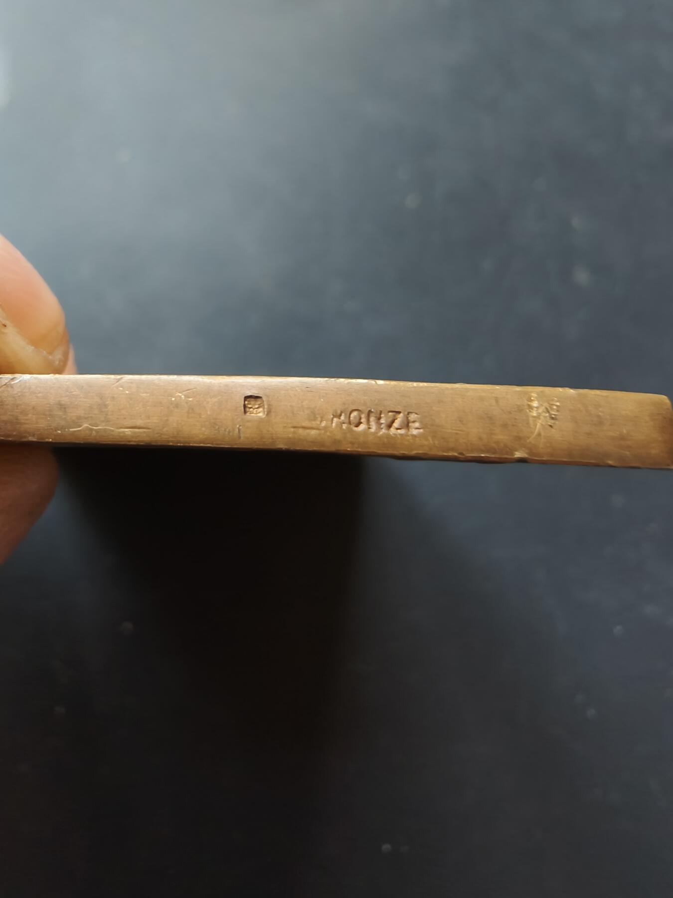 老王徽章第192期 法国护卫犬与警犬爱好者联合会1913年巴黎竞赛方形大铜章      正面为公鸡头玛丽安娜      大师Rasmuny作品      尺寸45×60mm     重量70.6g