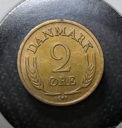 外国优质老铜币纪念币银币专场，周六晚上九点倒数截拍，满百包邮，周日发货,可寄存半年，喜欢朋友微信扫描二维码可直接参拍 - 稀少丹麦1966年2欧尔铜币，见证战后丹麦经济恢复时期的日常小额流通货币体系，是当时丹麦普通民生交易的常用小额货币。