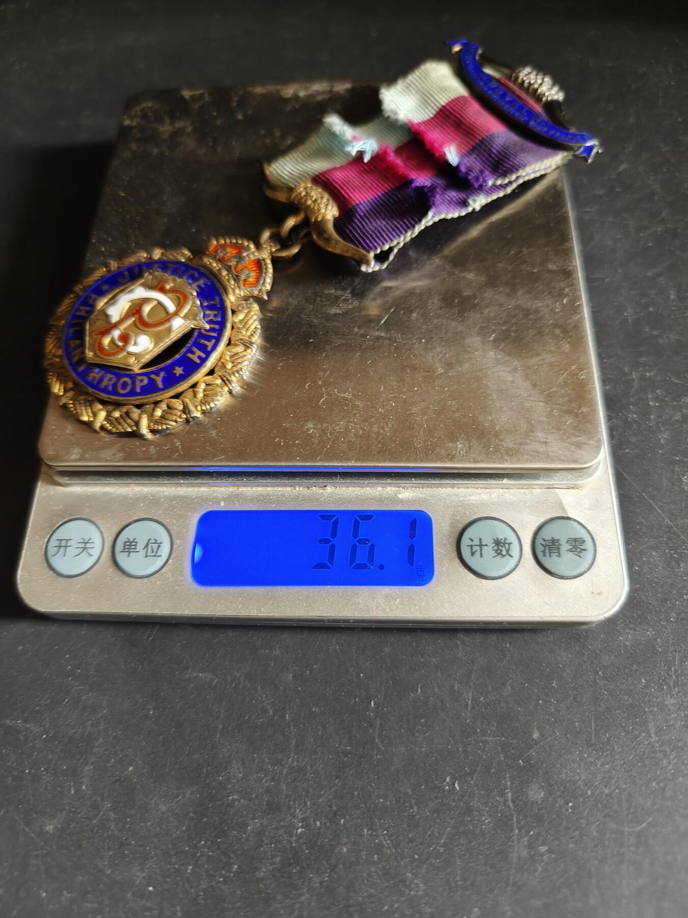 老王徽章第192期 英国皇家野牛兄弟会奖章    原盒    925银镀金珐琅    早期手刻铭文     36.1g