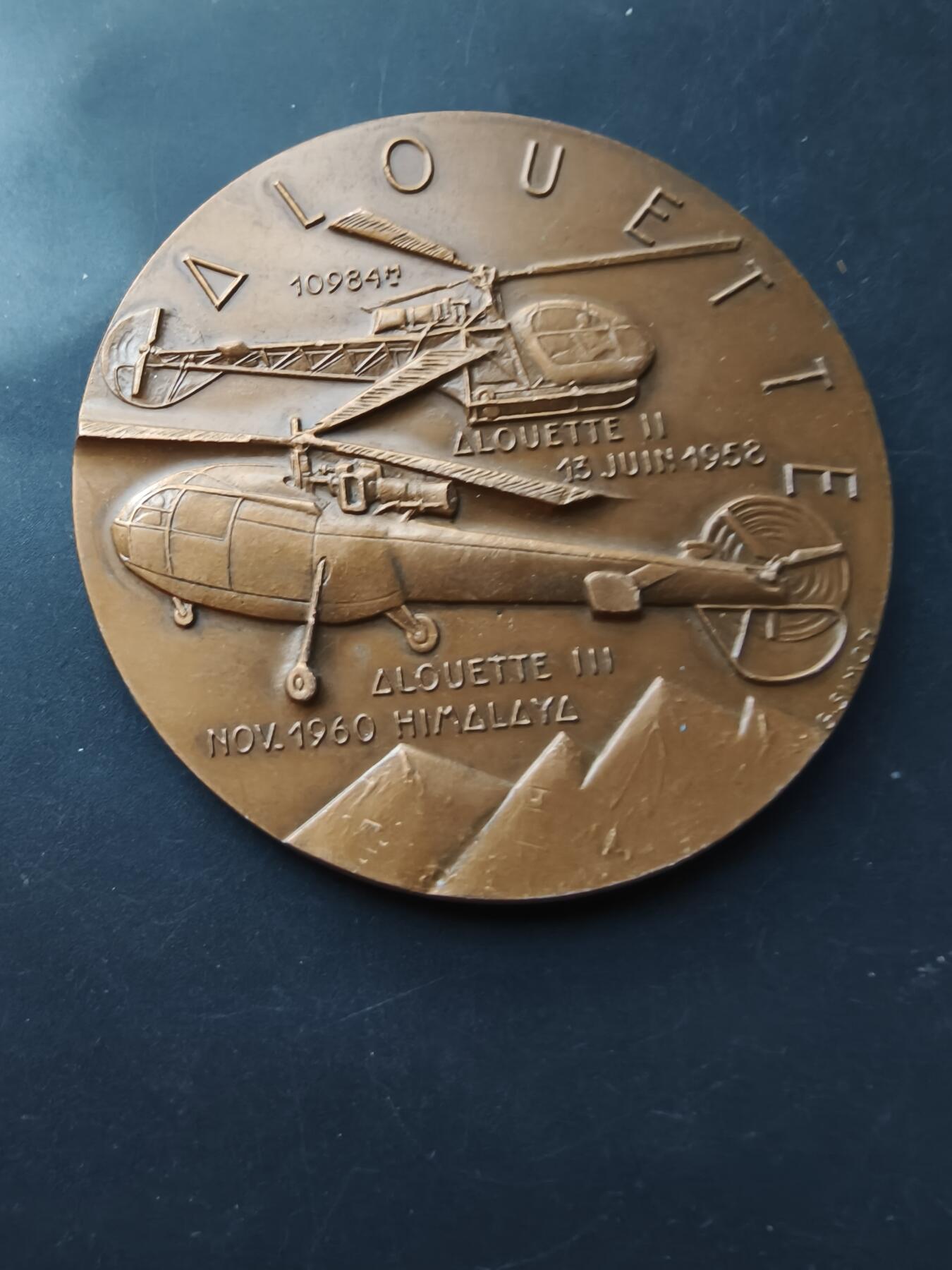 老王徽章第192期 法国南方航空云雀/超黄蜂直升机大铜章      直径80mm     重量243g