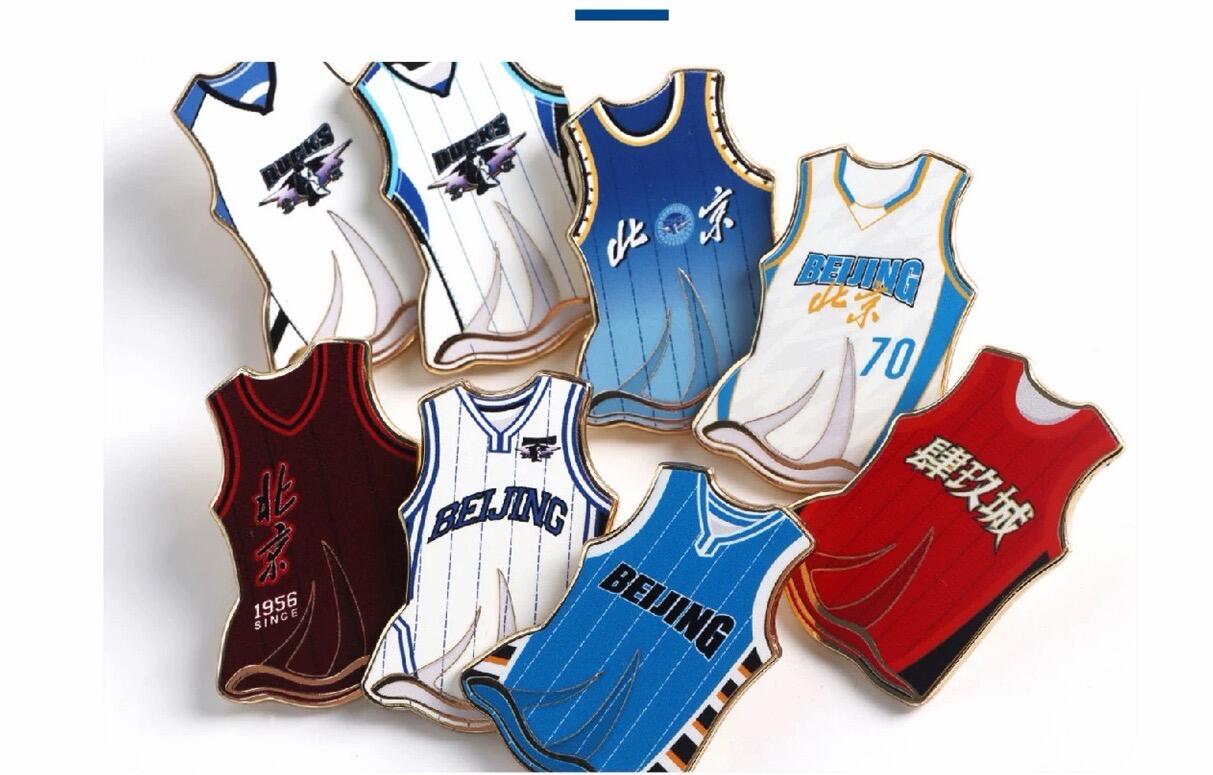 零元拍：北京北汽男篮内线双塔周琦和贾维尔·麦基双签北京首钢篮球俱乐部官方球衣徽章收藏礼盒！