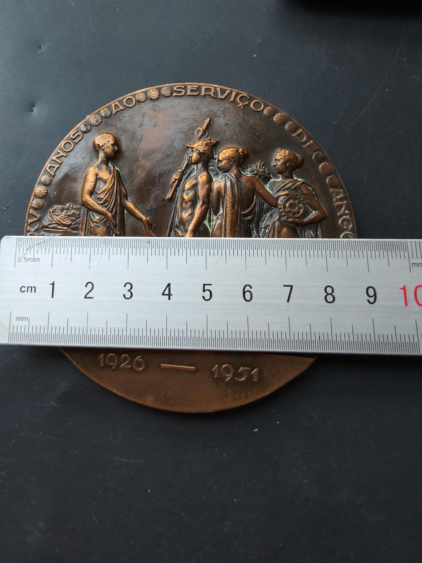 老王徽章第192期 葡萄牙安哥拉银行25周年大铜章      发行于1951年葡萄牙殖民时期      直径85mm      重量329.3g