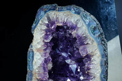 上海都达杂项专场103【全场包邮】  紫气东来水晶洞大摆件（重17.580公斤）